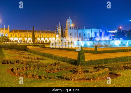 Sonnenaufgang von mosteiro dos Jeronimos durch praca do Imperio in Belem, Lissabon, Portugal. Stockfoto