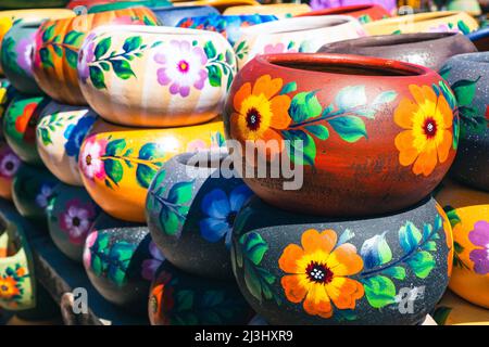 Vielfalt an farbenfrohen mexikanischen Keramiktöpfen in einem Outdoor Shopping Souvenir Markt in Mexiko. Stockfoto