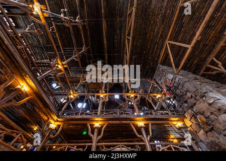 Die aufragende, prächtige, rustikale Lobby des Old Faithful Inn im Yellowstone National Park, Wyoming, USA [keine Model-Veröffentlichung; nur redaktionelle Lizenzierung] Stockfoto