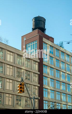 CANAL STREET, New York City, NY, USA, Wassertanks auf dem Dach des Wohngebäudes in New York City halten Wasser, das aus den Catskill Mountains stammt Stockfoto