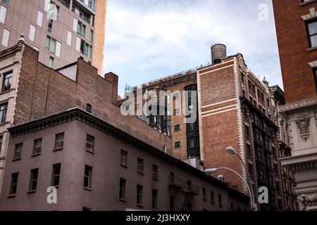 5 AVE/W 27 ST, New York City, NY, USA, Wassertanks auf dem Dach von Wohngebäuden in New York City enthalten Wasser, das aus den Catskill Mountains stammt Stockfoto