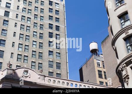 NOMAD, New York City, NY, USA, Ein Wasserbehälter auf dem Dach eines Wohnhauses in New York City hält Wasser, das aus den Catskill Mountains stammt Stockfoto