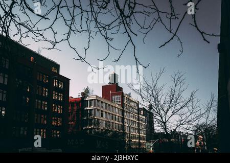 CANAL STREET, New York City, NY, USA, Wassertanks auf dem Dach des Wohngebäudes in New York City halten Wasser, das aus den Catskill Mountains stammt Stockfoto