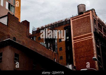 5 AVE/W 27 ST, New York City, NY, USA, Wassertanks auf dem Dach von Wohngebäuden in New York City enthalten Wasser, das aus den Catskill Mountains stammt Stockfoto