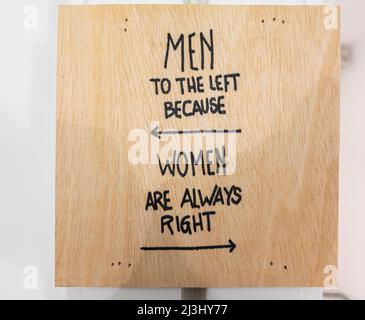 Männer nach links, weil Frauen immer Recht haben. WC Toilette Badezimmer Wegweiser. Stockfoto