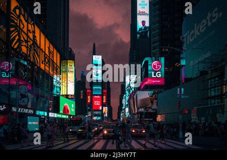 Theaterviertel, New York City, NY, USA, Times Square ist voller Neonlichter Stockfoto