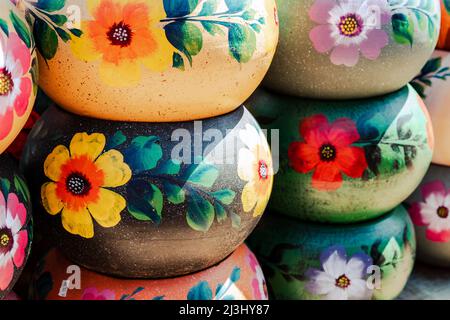 Vielfalt an farbenfrohen mexikanischen Keramiktöpfen in einem Outdoor Shopping Souvenir Markt in Mexiko. Stockfoto