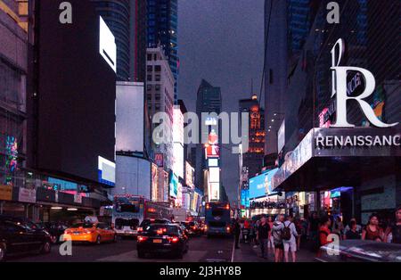 49 ST, New York City, NY, USA, viele Leute am Times Square in der Nacht Stockfoto