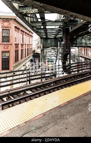 BROADWAY/MYRTLE Av, New York City, NY, USA, an der Metrostation Myrtle Avenue in Brooklyn. ZEILEN J, Z, M Stockfoto