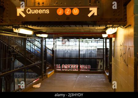 BROADWAY/MYRTLE Av, New York City, NY, USA, an der Metrostation Myrtle Avenue in Brooklyn. ZEILEN J, Z, M Stockfoto