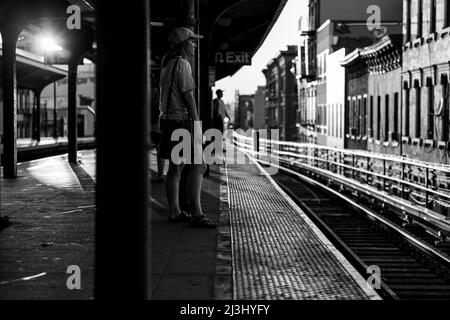 BROADWAY/JEFFERSON ST, New York City, NY, USA, kurz bevor die Sonne vergeht - an einer U-Bahnstation in brooklyn Stockfoto