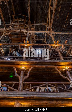 Die aufragende, prächtige, rustikale Lobby des Old Faithful Inn im Yellowstone National Park, Wyoming, USA [keine Model-Veröffentlichung; nur redaktionelle Lizenzierung] Stockfoto