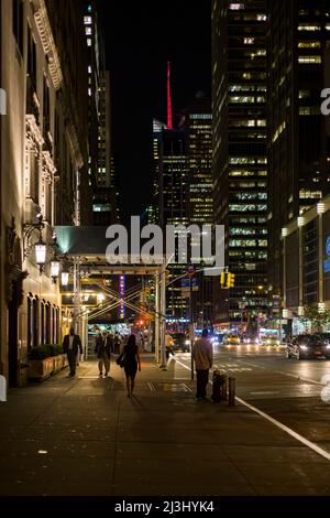 Midtown West, New York City, NY, USA, bei Nacht neben dem rockefeller Center Stockfoto