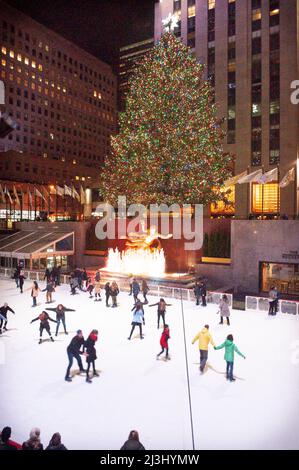 Midtown West, New York City, NY, USA, der Weihnachtsbaum auf der rockefeller plaza und Eislaufen Stockfoto