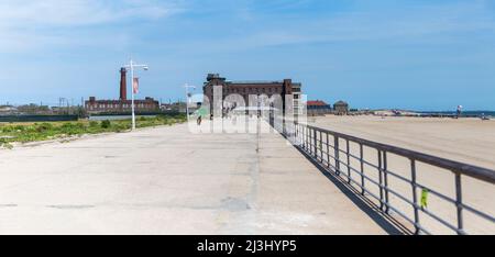 JACOB RIIS PARK RD/BATH HOUSE, New York City, NY, USA, einer der beiden Backsteintürme des Badehauses - ein ehemaliges Juwel am Meer und heute eine vernachlässigte Art-Deco-Festung Stockfoto