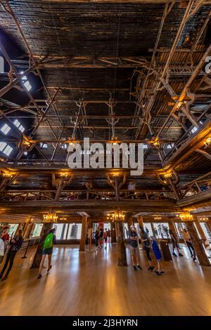 Die aufragende, prächtige, rustikale Lobby des Old Faithful Inn im Yellowstone National Park, Wyoming, USA [Keine Model-Releases; nur redaktionelle Lizenzierung] Stockfoto