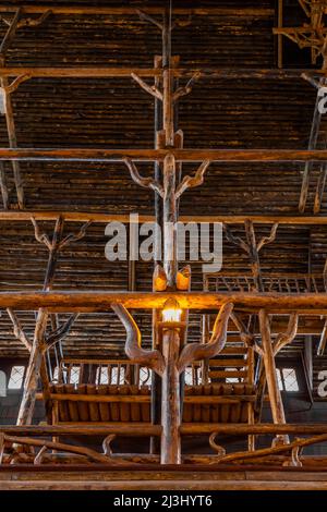 Die aufragende, herrliche, rustikale Lobby des Old Faithful Inn im Yellowstone National Park, Wyoming, USA Stockfoto