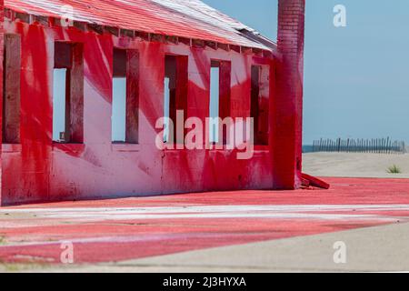 FORT TILDEN/ROCKAWAY BEACH, New York City, NY, USA, 'Beach House' Seafront Art Installation von Katharina Grosse in NY–€™s Fort Tilden Stockfoto