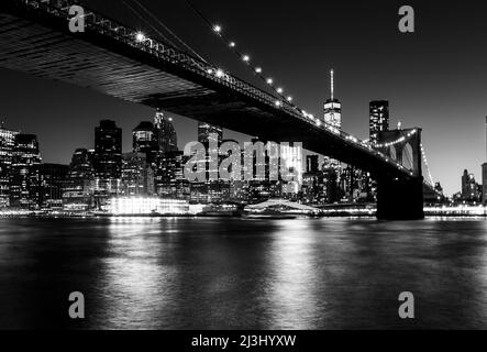 DUMBO/Fulton Ferry, New York City, NY, USA, Brooklyn Bridge über East River und die Lichter der Stadt am Startabend nach Sonnenuntergang Stockfoto