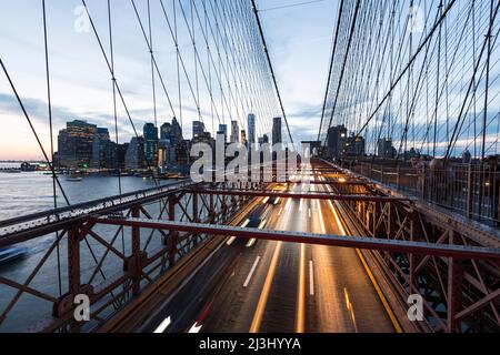 Brooklyn Heights, New York City, NY, USA, Nachtlichter / Lichtspuren von Autoscheinwerfer auf der Brooklyn Bridge. Langzeitbelichtung. Stockfoto