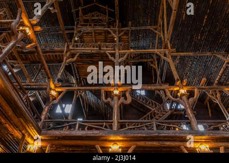 Die aufragende, herrliche, rustikale Lobby des Old Faithful Inn im Yellowstone National Park, Wyoming, USA Stockfoto