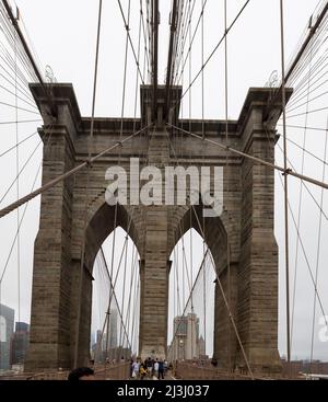 Brooklyn Bridge, New York City, NY, USA, Brooklyn Bridge über East River Stockfoto