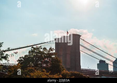 DUMBO, New York City, NY, USA, Brooklyn Bridge über East River Stockfoto