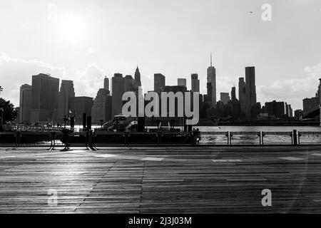 DUMBO/Fulton Ferry, New York City, NY, USA, Skyline von Manhattan in Schwarz und Weiß Stockfoto