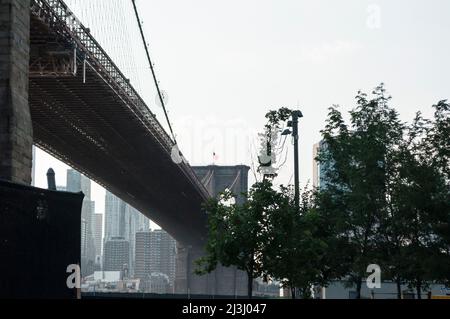 DER FAMILIENGARTEN MAX, New York City, NY, USA, Brooklyn Bridge über East River Stockfoto