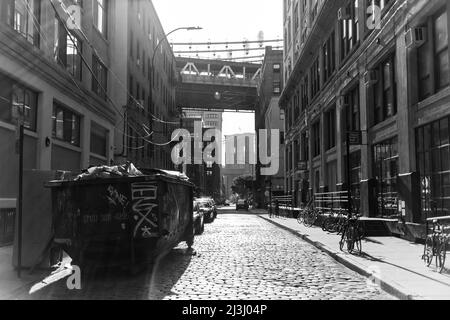 DUMBO, New York City, NY, USA, Manhattan Bridge und weit hinter der Brooklyn Bridge über den East River Stockfoto