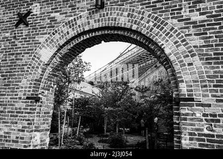 DER FAMILIENGARTEN MAX, New York City, NY, USA, Manhattan Bridge über East River Stockfoto