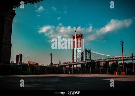 DER FAMILIENGARTEN MAX, New York City, NY, USA, Brooklyn Bridge über East River Stockfoto