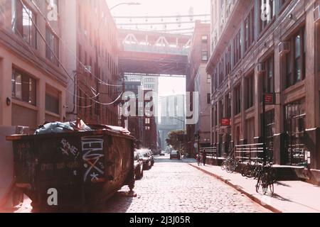 DUMBO, New York City, NY, USA, Manhattan Bridge und weit hinter der Brooklyn Bridge über den East River Stockfoto