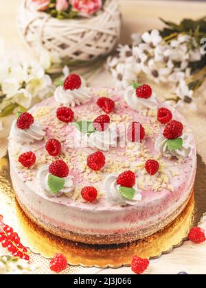 Es gab keinen gebackenen Käsekuchen, der mit frischer Himbeere und Schlagsahne dekoriert war Stockfoto