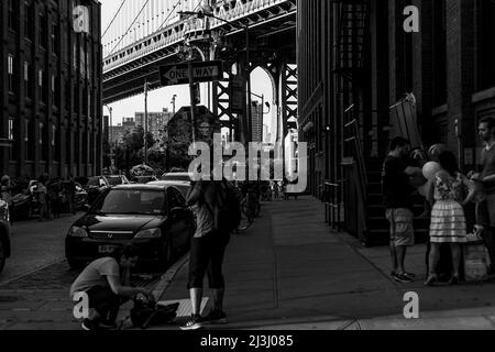 DUMBO, New York City, NY, USA, ikonische Manhattan Bridge und Empire State Building Blick von der Washington Street in Brooklyn, New York Stockfoto