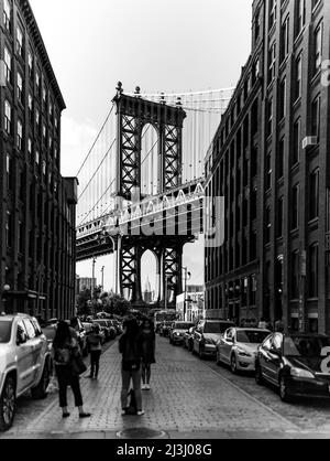 DUMBO, New York City, NY, USA, ikonische Manhattan Bridge und Empire State Building Blick von der Washington Street in Brooklyn, New York Stockfoto