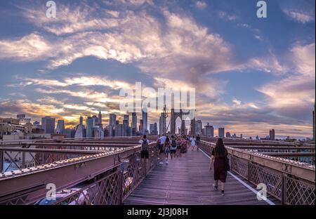 VORDERSEITE ST/YORK ST, New York City, NY, USA, Brooklyn Bridge über East River Stockfoto