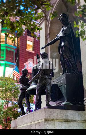 AVE OF THE AMERICAS/W 34 ST, New York City, NY, USA, die Bennett Memorial Statue und Clock am Herald Square Stockfoto