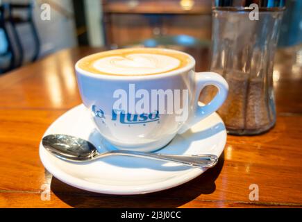 Tasse Kaffee in der Markenbecher von La Musa Latina. La Latina Nachbarschaft, Madrid, Spanien Stockfoto