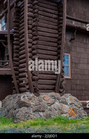 Rustikales strukturelles Detail des Old Faithful Inn im Yellowstone National Park, Wyoming, USA Stockfoto