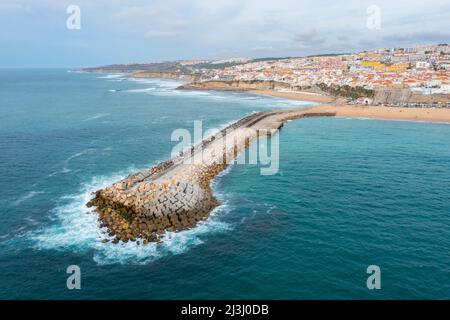 Luftaufnahme des Betonpiers in Ericeira, Portugal. Stockfoto