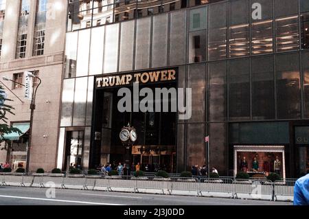 5 AV & W 56 ST, New York City, NY, USA, Eingang zum Trump Tower Stockfoto