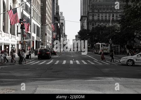 5 AV/W 41 ST, New York City, NY, USA, meist leere Straße Stockfoto