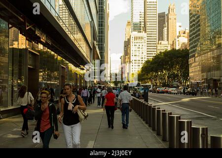 42 ST-BRYANT PARK STATION, New York City, NY, USA, rechts, bryant Park, vor dem Hotel, Leute, die vorbei gehen. Stockfoto