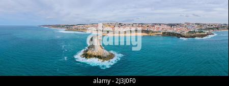 Luftaufnahme des Betonpiers in Ericeira, Portugal. Stockfoto