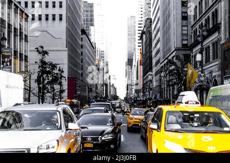 5 AV/W 41 ST, New York City, NY, USA, Autos warten geduldig darauf, dass der Fotograf etwas Platz nimmt Stockfoto