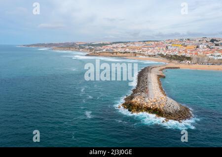 Luftaufnahme des Betonpiers in Ericeira, Portugal. Stockfoto