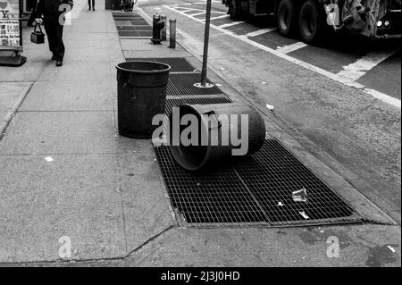 8 AVENUE & WEST 52 STREET, New York City, NY, USA, Abfallcontainer in Manhattan Stockfoto