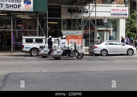 Midtown South, New York City, NY, USA, Straßenszene, Zwei Polizisten der NYPD auf ihren Motorrädern Stockfoto