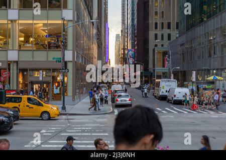 6. AVE/W41ST ST, New York City, NY, USA, Manhattanhenge in New York City, entlang der Straße 41.. Manhattanhenge ist ein Ereignis, bei dem die untergehende Sonne auf das Hauptstraßenraster von Manhattan ausgerichtet ist Stockfoto